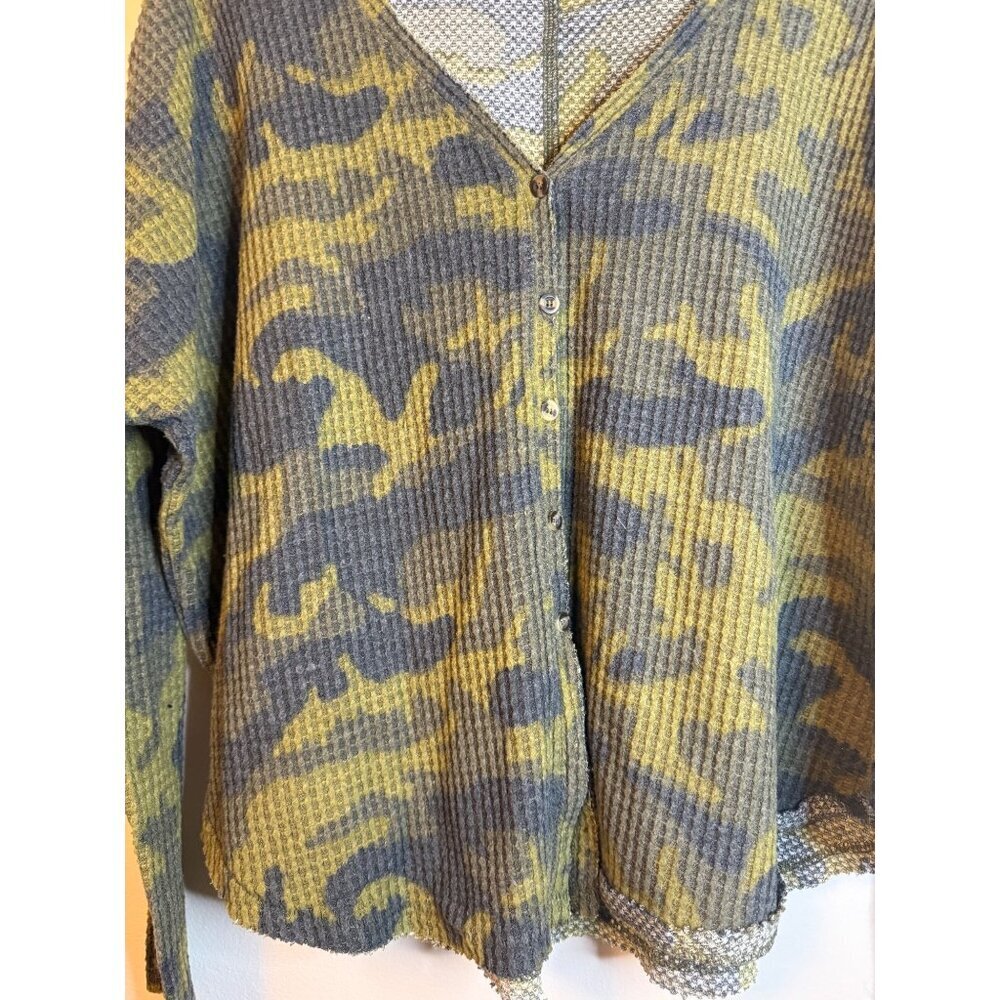 Urban Outfitters Out from Under Camouflage Button Up Thermal Size Medium - Picture 3 of 7